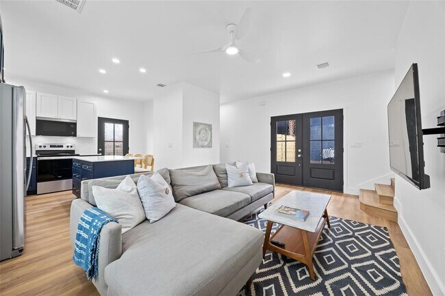 Foto del edificio - 4704 Enchanted Ln