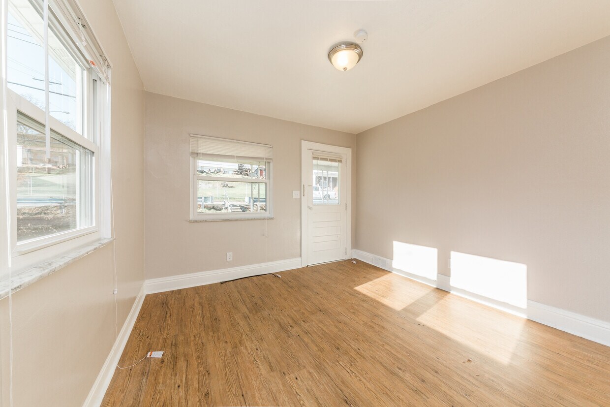 Primary Photo - Available NOW - Beautiful 3 Bedroom Home i...