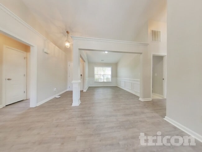 Building Photo - 1044 S Creek Dr