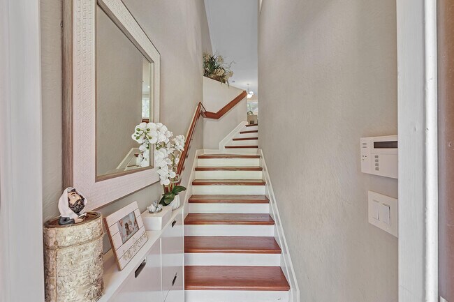 Building Photo - 323 Bayfront Dr