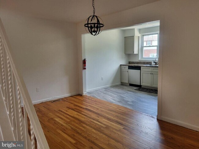 Building Photo - 146 Suburban Terrace