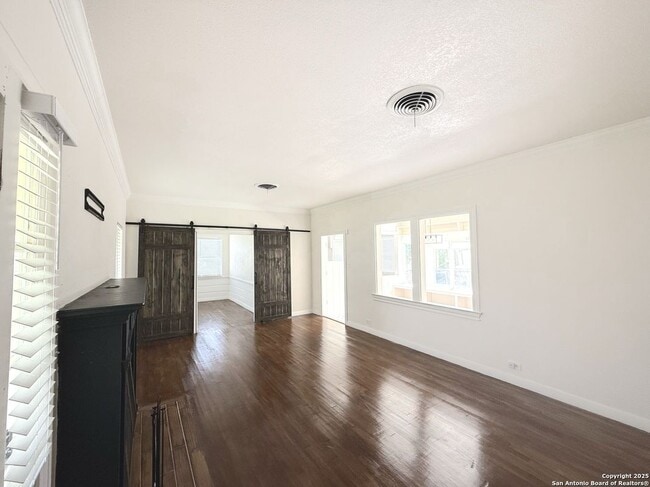 Building Photo - 1214 Sutton Dr