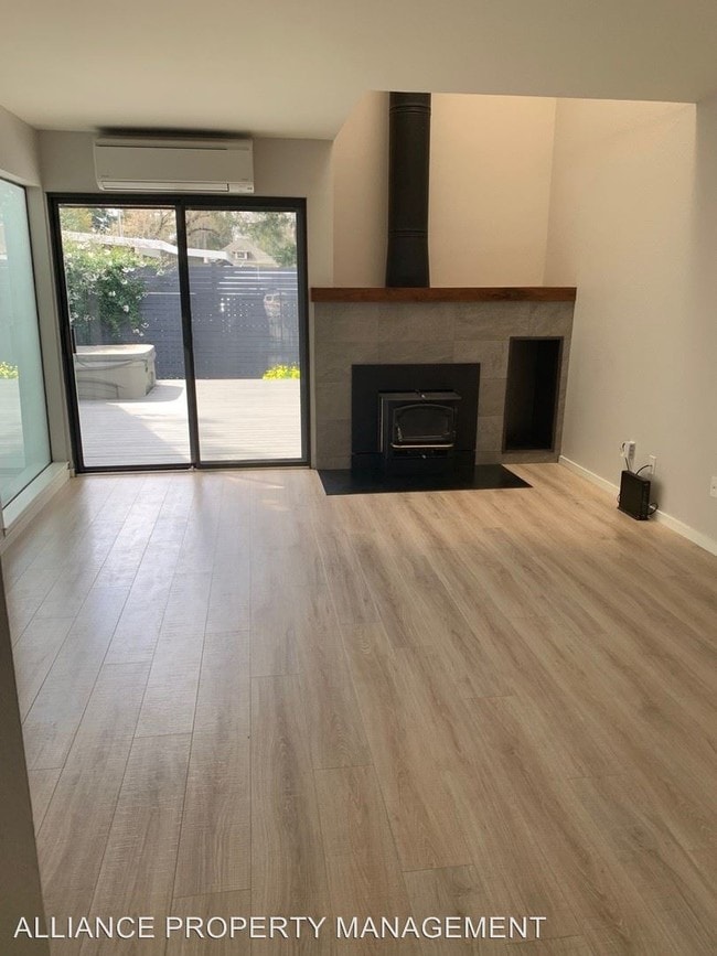Building Photo - 2 br, 1.5 bath House - 433 Carrillo Street #B