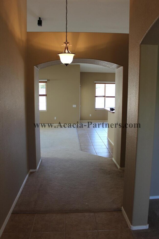 Building Photo - 3 Bedroom 2 Bathroom in Continental Ranch
