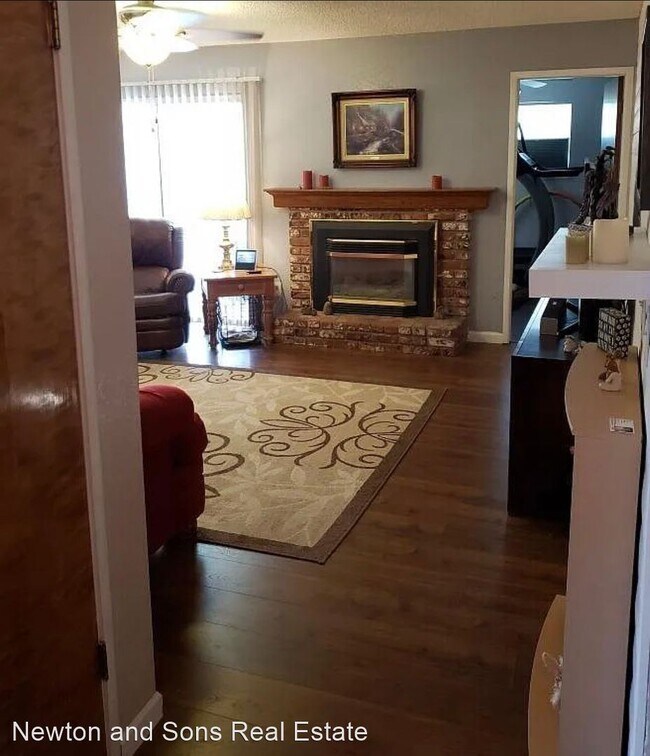 Building Photo - 3 br, 2.5 bath House - 596 E. Bel Aire Dr.