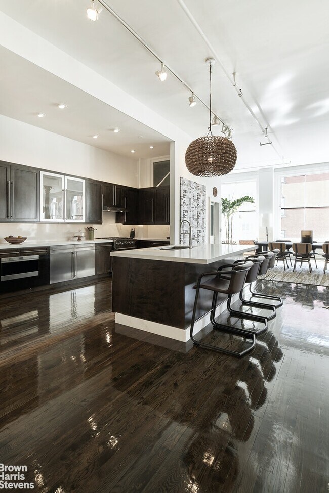 Building Photo - Sprawling SoHo Loft!
