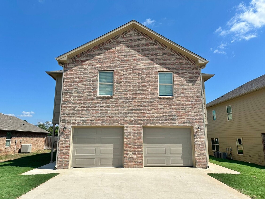 Foto principal - 3 Bedroom 2.5 Bathroom Townhomes at Villa ...