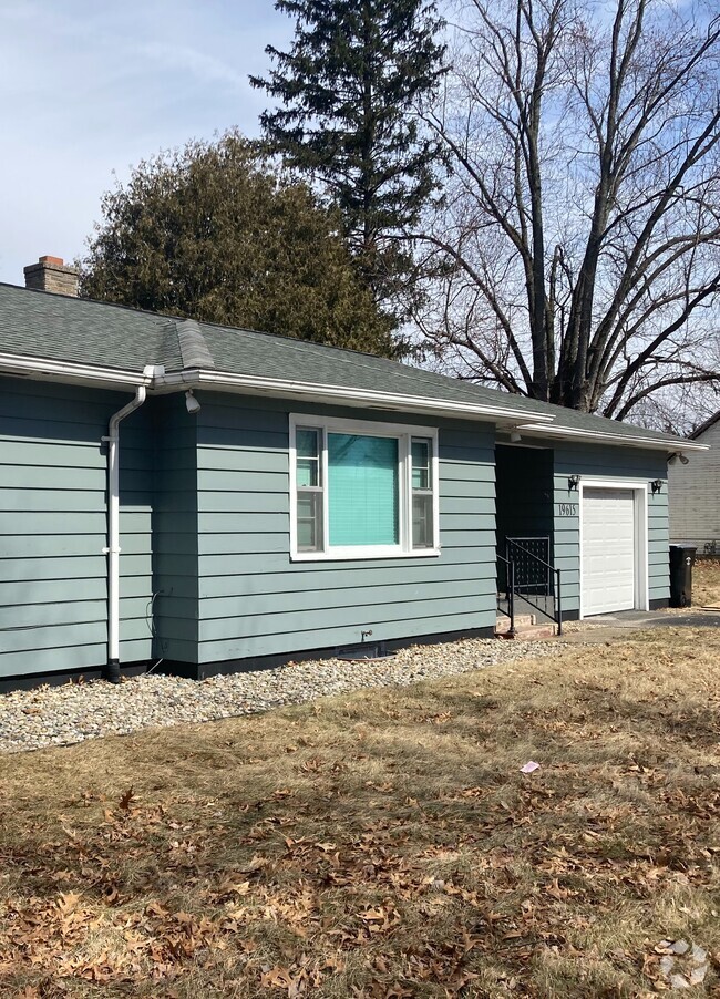 Building Photo - 19615 Sherwood Ave