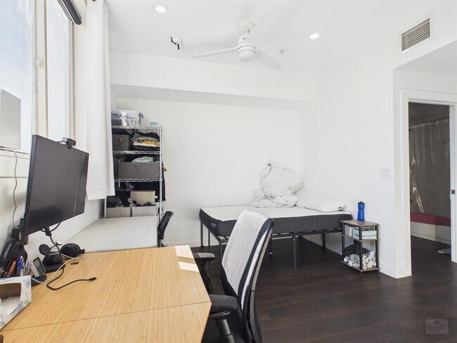 Foto del edificio - 1010 W 26th St