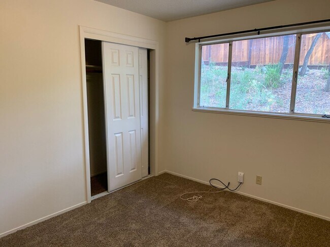 Foto del edificio - 3205-3205 Nielsen Rd