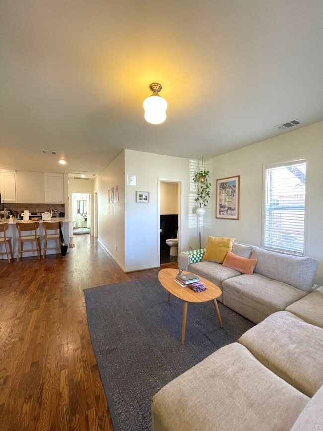 Cozy 3 Bed, 2 Bath Farmhouse Cottage - Cozy 3 Bed, 2 Bath Farmhouse Cottage