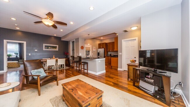 Building Photo - 561 W Briar Pl