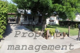 Building Photo - 823 N Division St