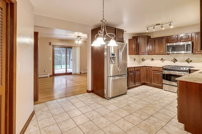 Building Photo - 933 Garden Ln