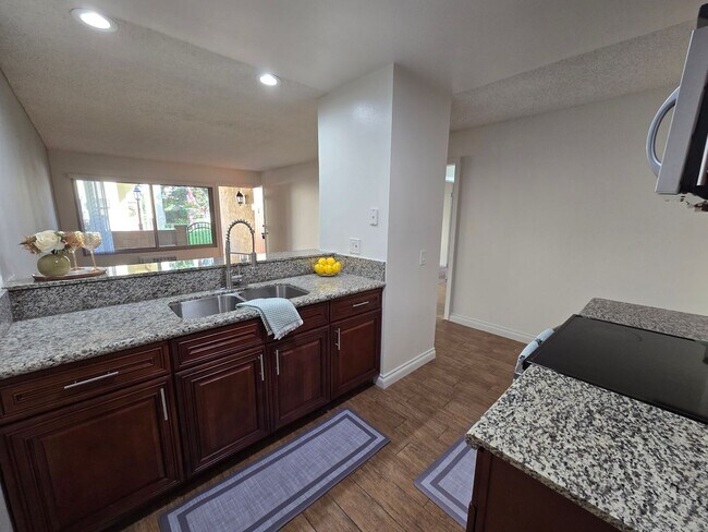 Foto del edificio - Downstairs 1 Bedroom Unit with Front Patio...