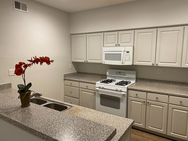 Foto del edificio - Great first floor corner unit!!
