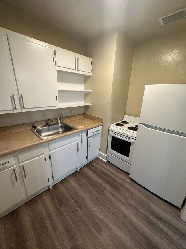 Building Photo - 2/1 house with yard in Midtown! Available now!