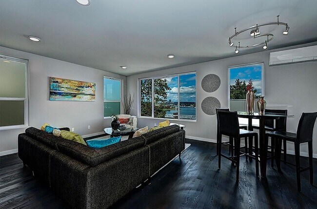 Building Photo - Queen Anne ~ Westlake Townhome