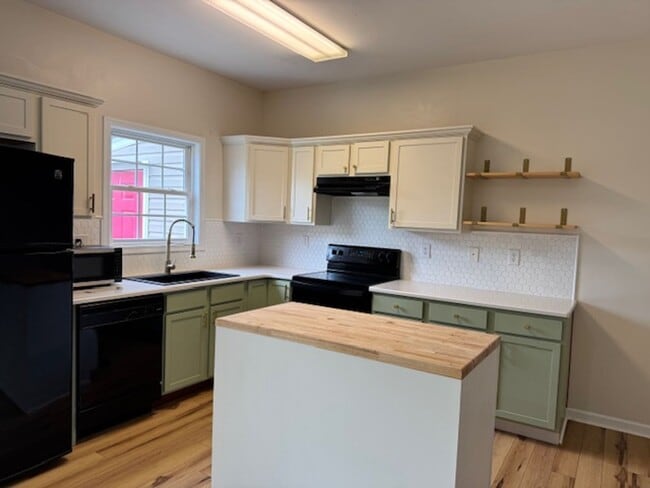 Foto del edificio - Renovated Townhouse in The Pinnacle Subdivision