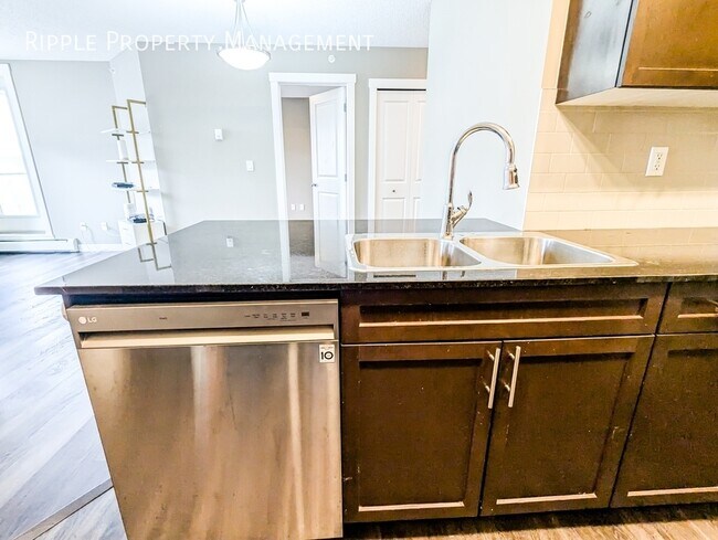 Photo du bâtiment - Modern 2 Beds, 2 Baths Apartment/Condo | A...