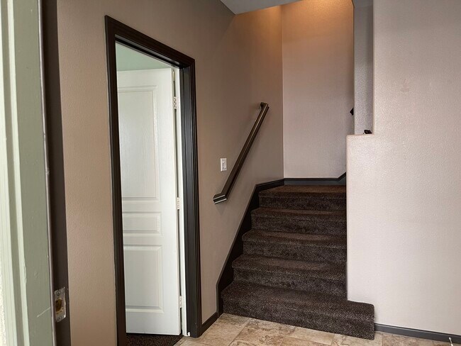 Puerta del dormitorio en la planta baja, escaleras al nivel principal. - 12447 Canal Dr