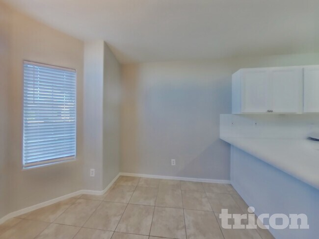 Building Photo - 525 N Val Vista Dr