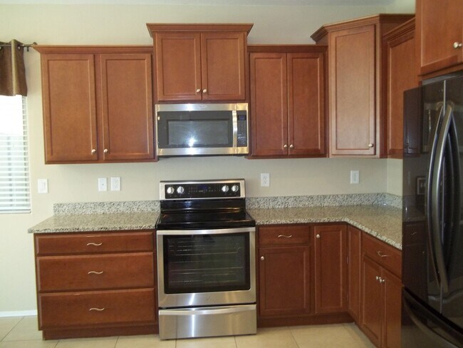 Foto del edificio - Move in Ready 3 bed 2 bath with pool ready...