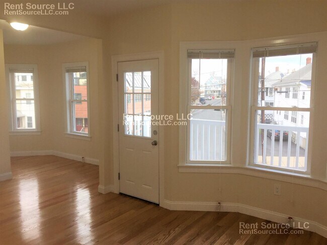 Building Photo - 537 Main St