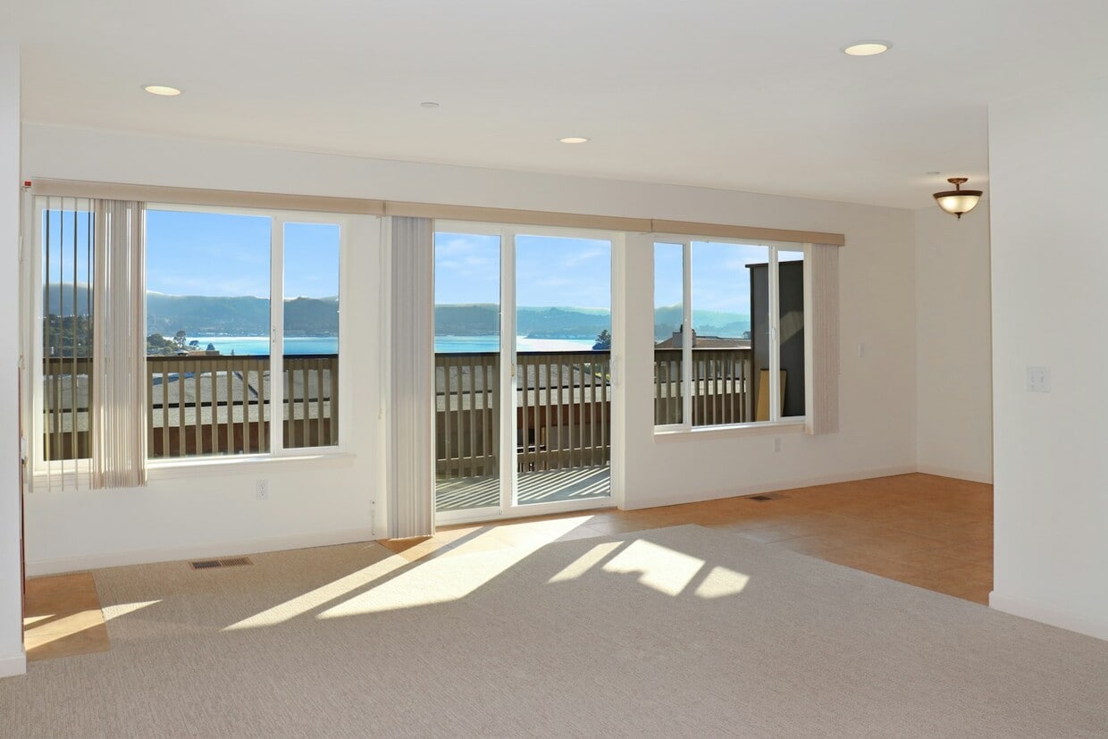 Primary Photo - 55 Marinero Cir