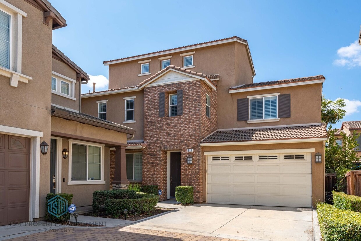 Spacious 3 Bed 2.5 Bath Condo in Orange! - Spacious 3 Bed 2.5 Bath Condo in Orange!