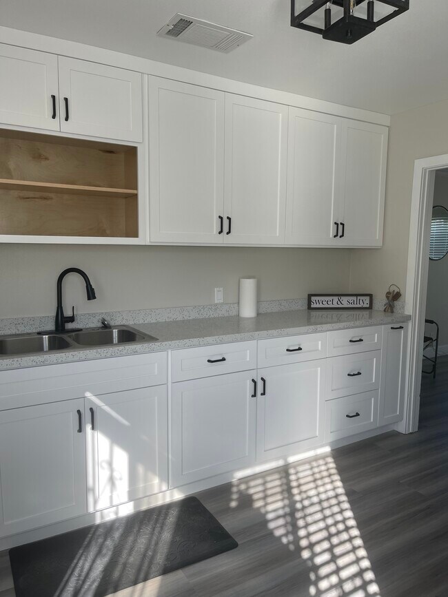 Foto del edificio - 3830 Le Sage St