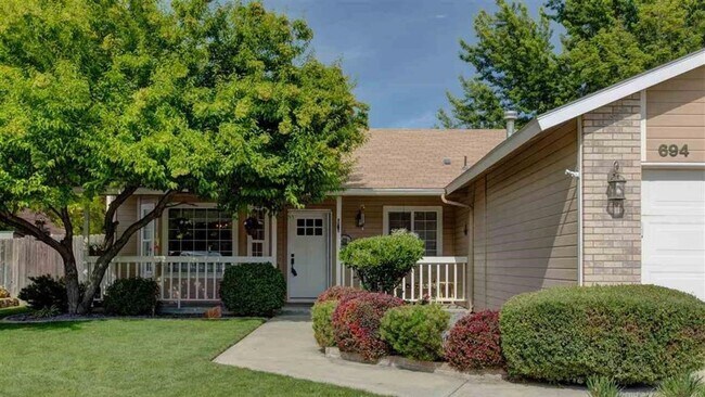 Foto del edificio - Charming 3-Bedroom Home with Park Like Set...