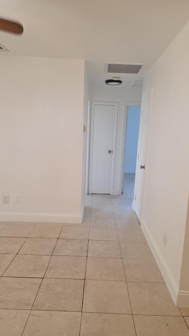 Foto del edificio - 1130 N F St