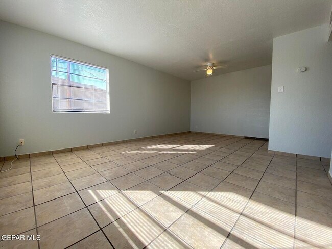 Foto del edificio - 4700 Maxwell Ave