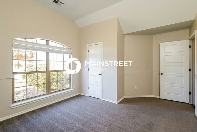 Foto del edificio - 3 Bedroom Pet-Friendly Home in Yukon, OK w...