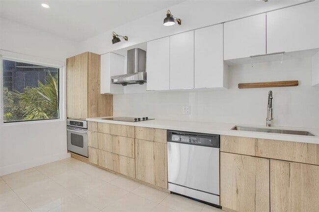 Building Photo - 1528 Brickell Ave