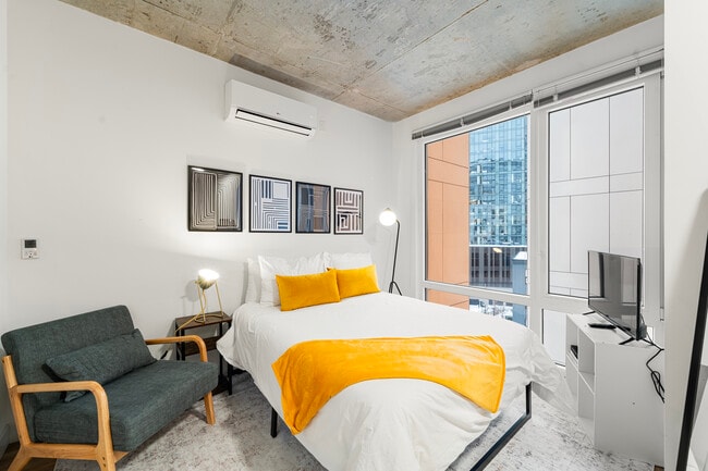 Building Photo - Cozy Studio Suite, Steps from River North & Shops