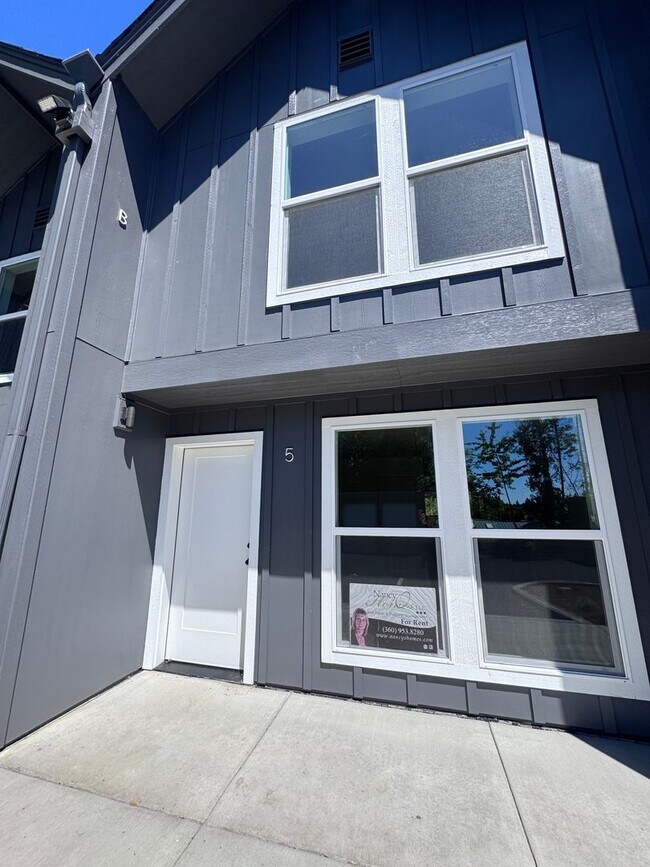 Foto del edificio - 1/2 OFF FIRST MONTHS RENT! New Construction, Beautiful, Townhomes! 2 & 3 BEDRM UNITS AVAILABLE