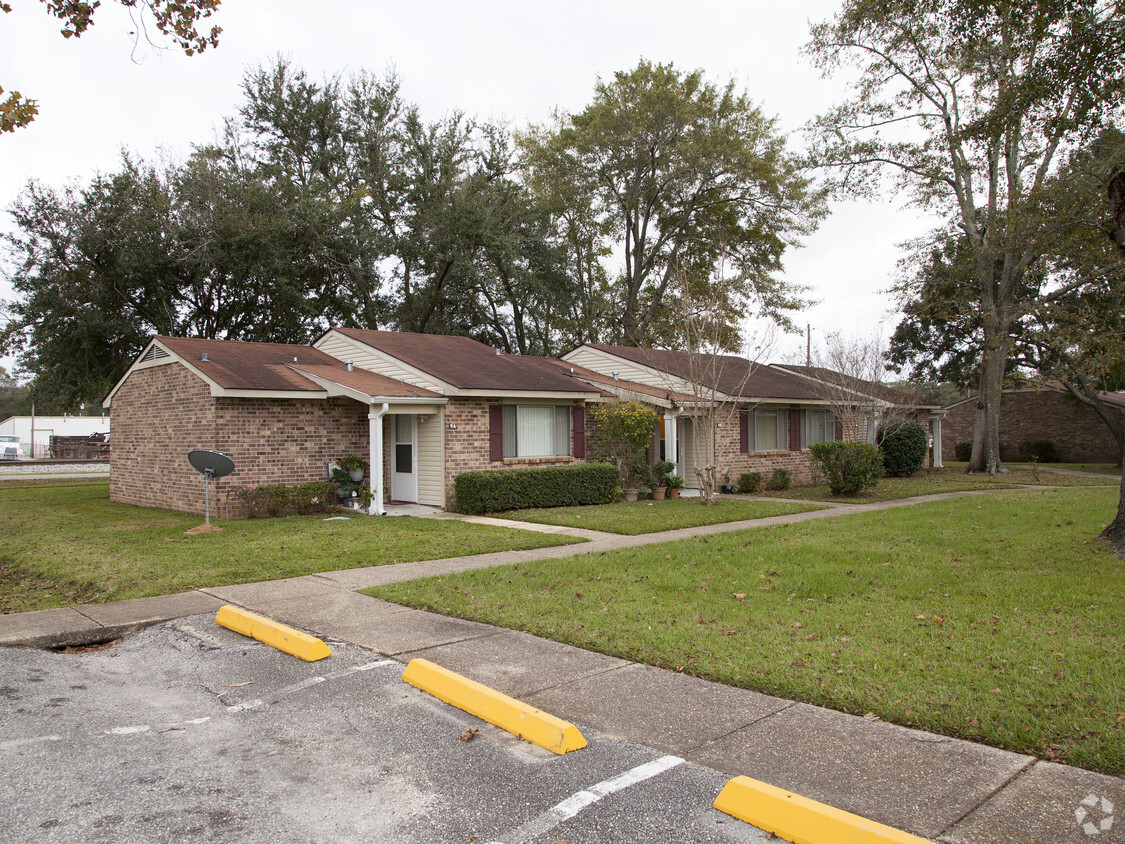 Building Photo - Village Oaks Apartments