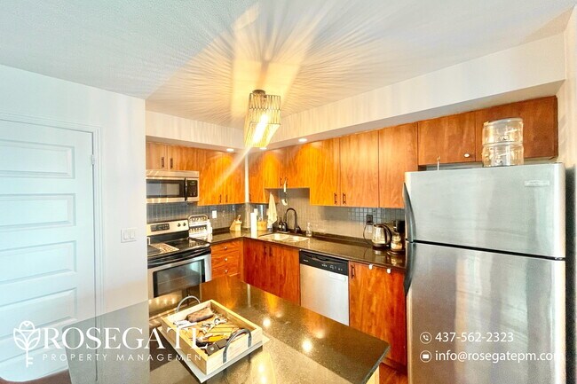 Photo du bâtiment - Modern 1-Bedroom + Den, 1-Bath Condo in Br...