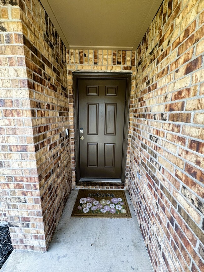 Building Photo - 615 Calm Ct