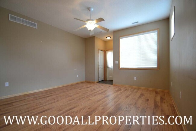 Building Photo - 3 Bedroom, 2.5 Bath Town Home in West Des ...