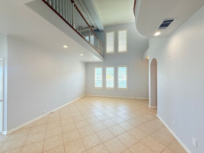 Building Photo - Spacious 4-bedroom, 3-bathroom home in New...