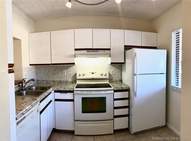 Building Photo - 6550 Somerset Dr