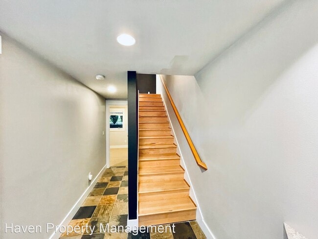 Building Photo - 3 br, 2.5 bath House - 3818 Interlake Ave ...
