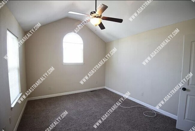 Foto del edificio - Spacious 3 Bedroom/2.5 Bath Townhome in Platte City-Available in JULY!!