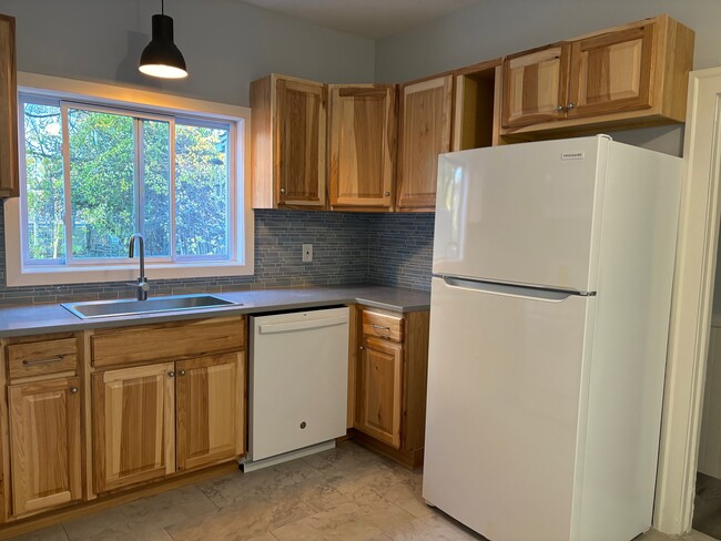 Huge eat-in kitchen with new cabinets, quartz countertops and dishwasher - 47 William St