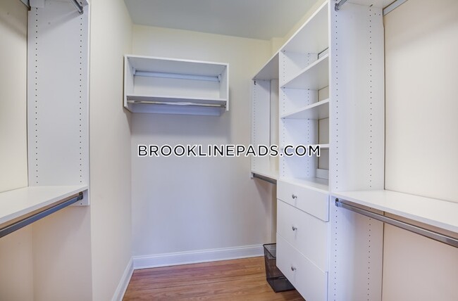 Building Photo - 1539 Beacon St