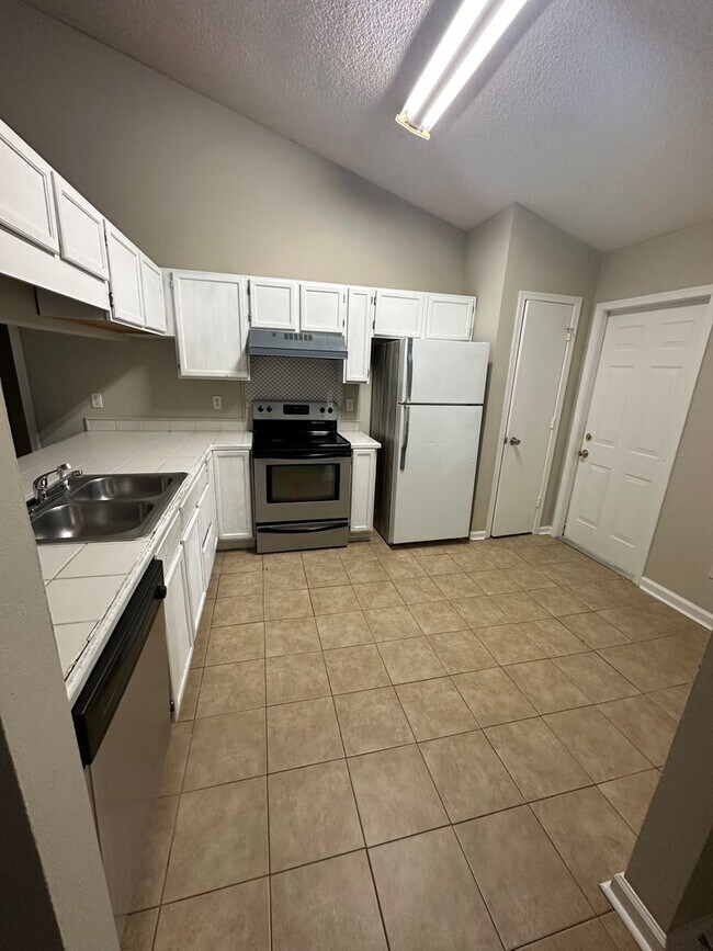 Building Photo - 4 Bed/2 Bath Home in neighborhood off of T...