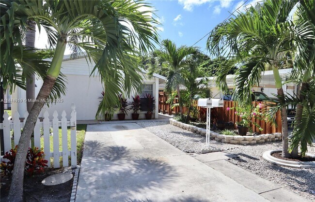 Foto del edificio - 2490 NE 184th St